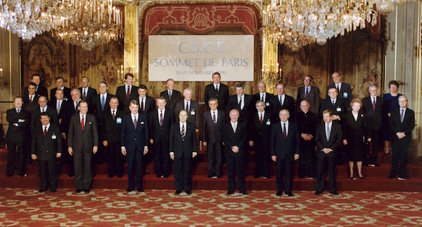 Cumbre de Jefes de Estado y de Gobierno de la Conferencia sobre la Seguridad y la Cooperación en Europa (CSCE) en París (1990). Foto: OSCE. Blog Elcano