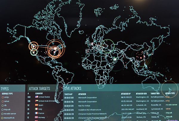 Imagen de ciberataques en tiempo real en el Norse attack map. Foto: U.S. Air Force photo by J.M. Eddins Jr. (CC BY-NC 2.0)