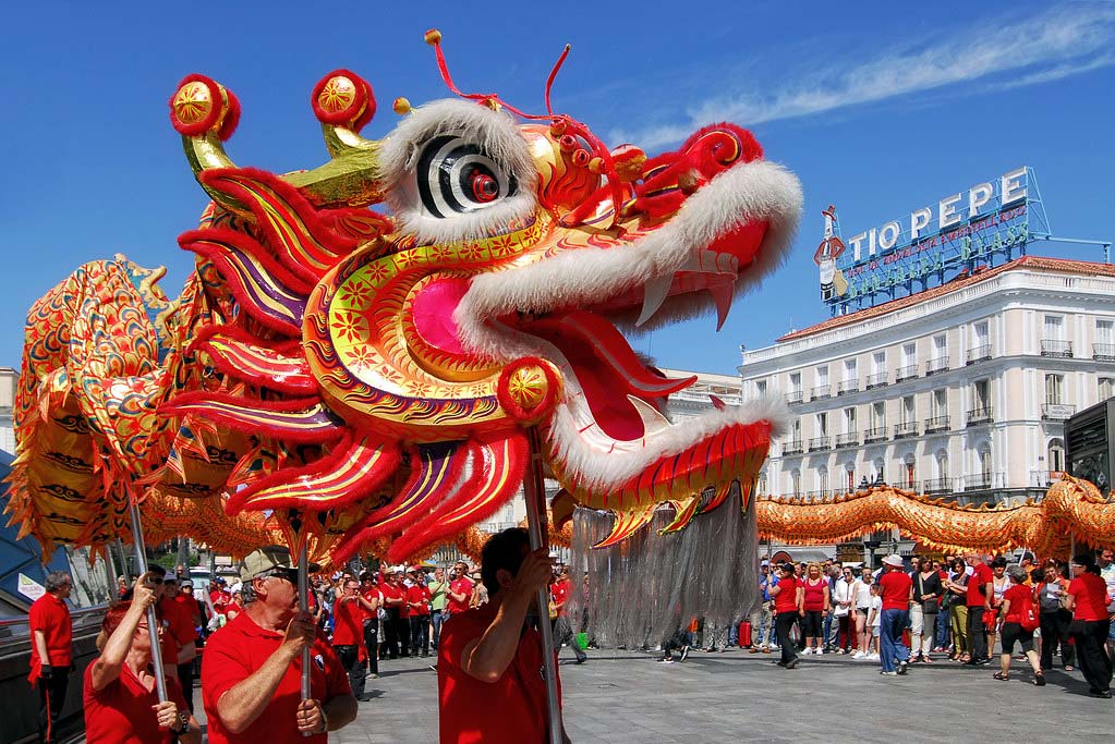 COVID-19 y la imagen de China en España. Celebraciones de la danza del dragón en la puerta del Sol en 2019. Foto: Riccardo Cuppini (CC BY-NC-ND 2.0). Blog Elcano