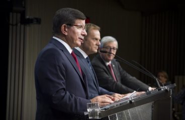 De izquierda a derecha: Ahmet Davutoglu (Primer Ministro de Turquía), Donald Tusk (Presidente del Consejo Europeo) y Jean-Calude Juncker (Presidente de la Comisión Europea. Foto: Unión Europea. Uso no comercial. Blog Elcano