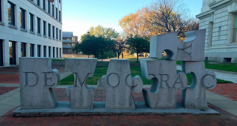 "Democracia". Escultura de W. F. Herrick en Courthouse Plaza de Burlington, Vermont (EEUU). Foto: Mike Gifford (CC BY-NC-SA 2.0). Blog Elcano