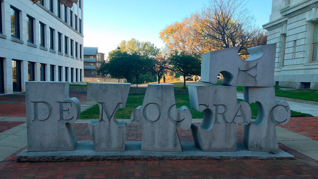 "Democracy". Sculpture by W. F. Herrick at the Courthouse Plaza in Burlington, Vermont (US). Photo: Mike Gifford (CC BY-NC-SA 2.0). Elcano Blog