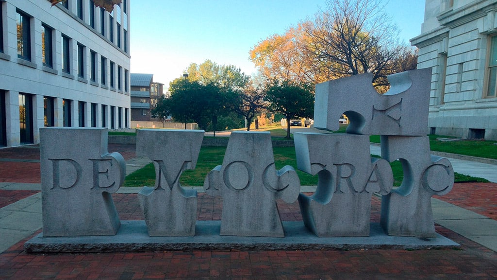 "Democracia". Escultura de W. F. Herrick en Courthouse Plaza de Burlington, Vermont (EEUU). Foto: Mike Gifford (CC BY-NC-SA 2.0). Blog Elcano