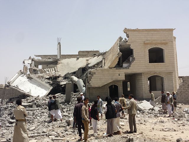 Casa destruida al sur de Saná tras los bombardeos aéreos (12/6/2015). Foto: Ibrahem Qasim (trabajo propio) vía Wikimedia Commons. Licencia Creative Commons Reconocimiento-CompartirIgual. Blog Elcano