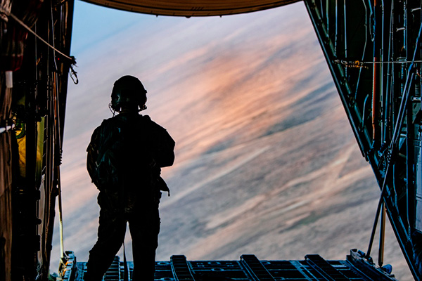 Militar estadounidense en un avión de carga de apoyo a la Operación Resolución Inherente el pasado 14 de noviembre. Foto: DOD / Air Force Staff Sgt. Jordan Castelan