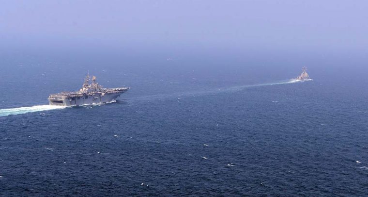 “Máxima presión” en el Estrecho de Ormuz. Dos embarcaciones de EEUU en el Estrecho de Ormuz. Foto: U.S. Navy (CC BY 2.0)