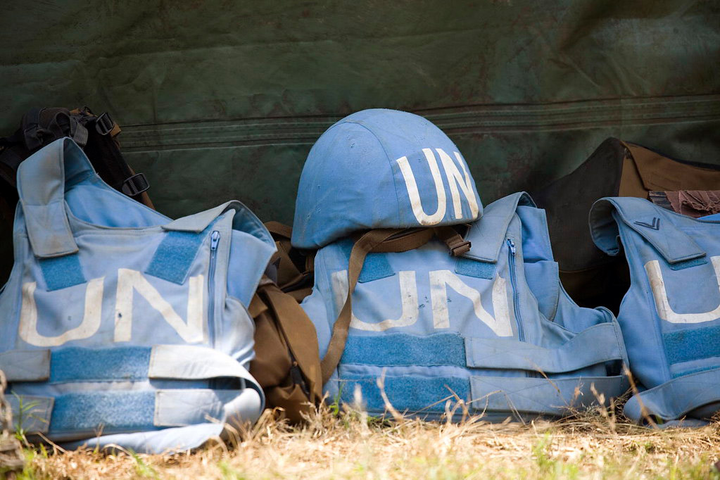 Un casco y chalecos antibalas de los miembros del Batallón 1 de Paracaídas del contingente sudafricano de la Misión de las Naciones Unidas para el Mantenimiento de la Paz en la República Democrática del Congo (MONUC) (14/2/2008). Foto: UN Photo/Marie Frechon (CC BY-NC-ND 2.0). Blog Elcano