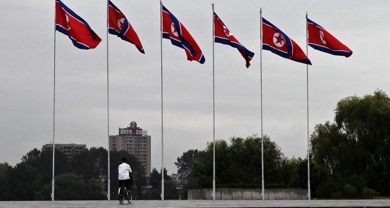 ¿Por qué sigue Corea del Norte tensando la cuerda nuclear? Banderas de Corea del Norte en Pyongyang.