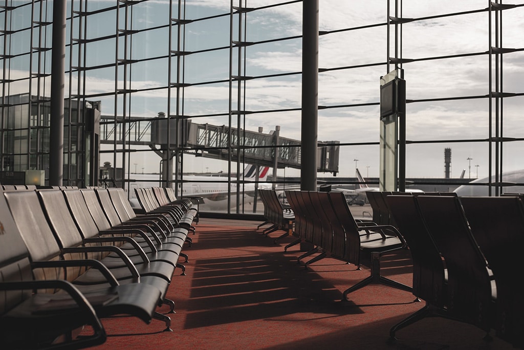 Globalisation reimagined. Image of an empty airport. Photo: Dyana Wing So (@dyanawingso). Elcano Blog