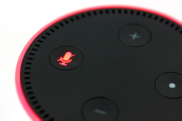 Detalle del Amazon Echo Dot, un dispositivo para utilizar el asistente Alexa. Foto: HeikoAL