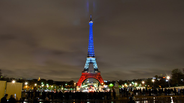 La torre Eiffel iluminada con los colores de la bandera francesa en homenaje a las víctimas del atentado del pasado 13 de noviembre. Foto: Jacq Phil / Flickr. Blog Elcano