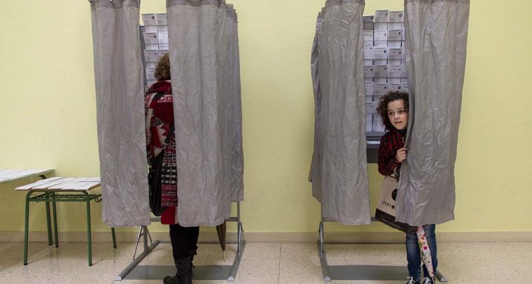 Por unas elecciones libres y justas al Parlamento Europeo (y nacionales). Una mujer y una niña en un colegio electoral durante las elecciones al Parlamento Europeo de 2018.