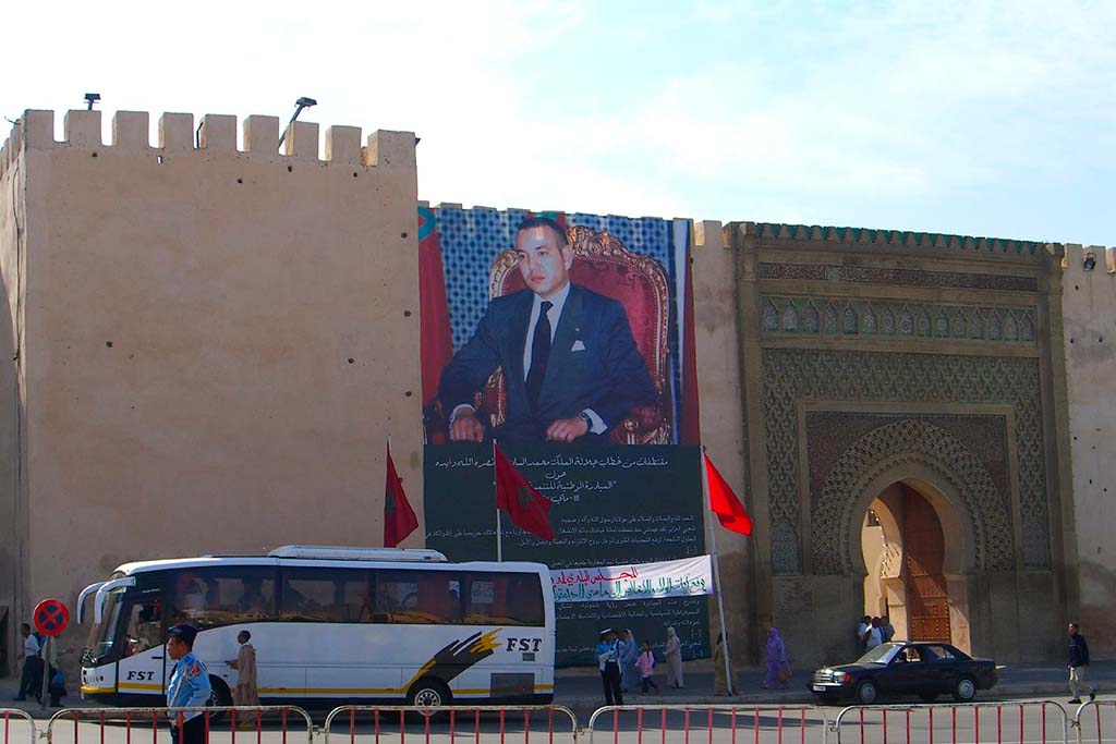 Retrato del rey Mohammed VI en la plaza de Meknes, Marruecos. Foto: fredsharples (CC BY 2.0)
