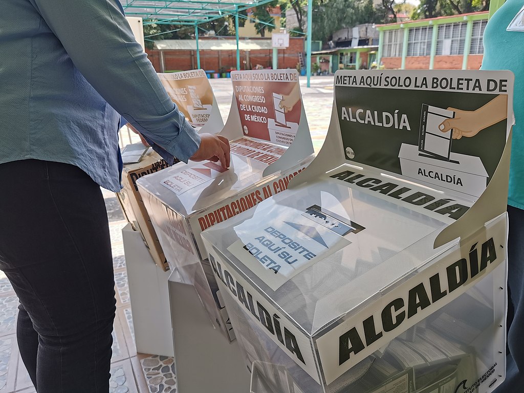 Urnas para depositar votos. Imagen de las elecciones federales en la Ciudad de México, 2021. Foto: ProtoplasmaKid, (Wikimedia Commons / CC BY-SA 4.0)