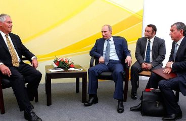 El CEO de ExxonMobil y futuro secretario de Estado Rex Tillerson con el presidente ruso Vladimir Putin se reúnen en 2012. Foto: Kremlin.ru (CC BY 2.0)