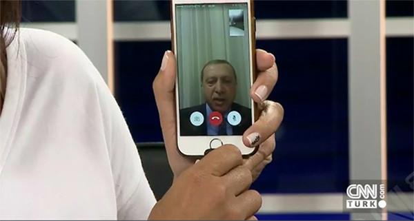 El control del ciberespacio turco. Imagen de las declaraciones de Recep Tayyip Erdoğan vía FaceTime en CNN Turkey. Fuente: CNN Turkey.