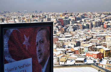 Imagen de Recep Tayyip Erdoğan, presidente de Turquía, en una valla publicitaria en Estambul. Foto: Vladimir Varfolomeev / Flickr. Licencia Creative Commons Reconocimiento-NoComercial. Blog Elcano