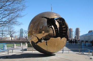 Escultura “Esfera dentro de la esfera”, de Arnaldo Pomodoro, en la sede de Naciones Unidas en Nueva York (EEUU). Foto: Abir Anwar (CC BY 2.0). Blog Elcano