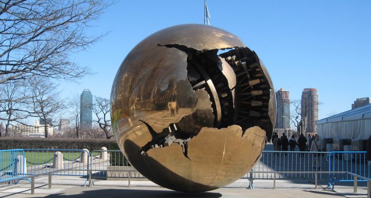 Escultura “Esfera dentro de la esfera”, de Arnaldo Pomodoro, en la sede de Naciones Unidas en Nueva York (EEUU). Foto: Abir Anwar (CC BY 2.0). Blog Elcano