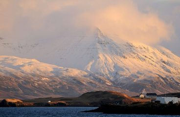 Vista del monte Esja, la isla Videy, y el cabo Laugarnes (Islandia). Foto: Jesús Rodríguez Fernández (CC BY-NC-ND 2.0). Blog Elcano