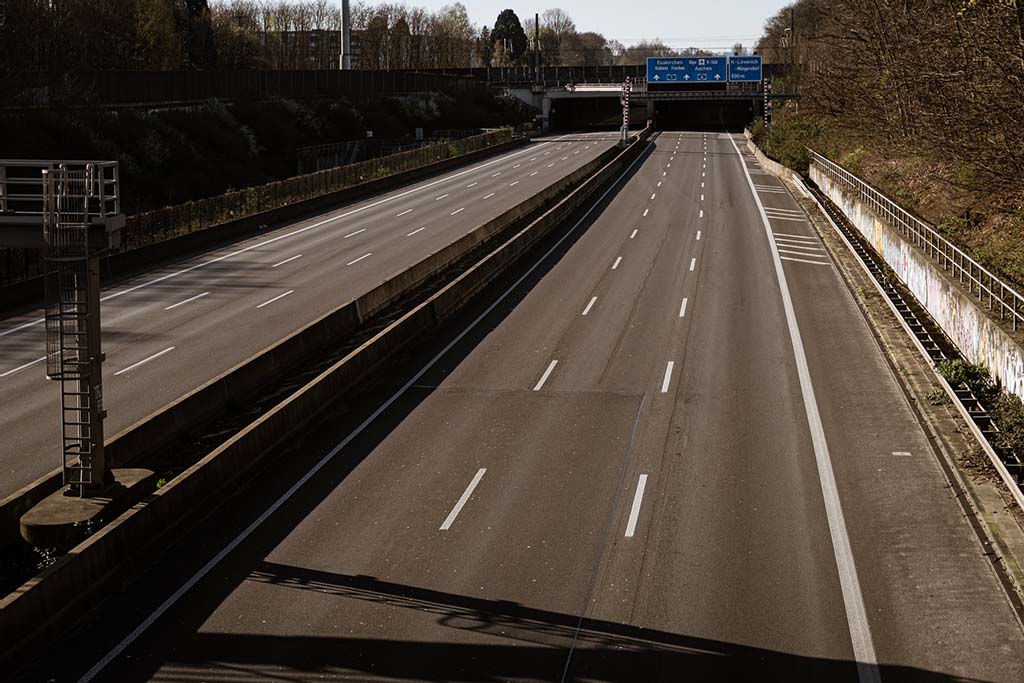 Pierde más que otros: Europa ante los desabastecimientos. Autopista alemana vacía en Colonia. Foto: Florian Schmetz @floschmaezz. Blog Elcano