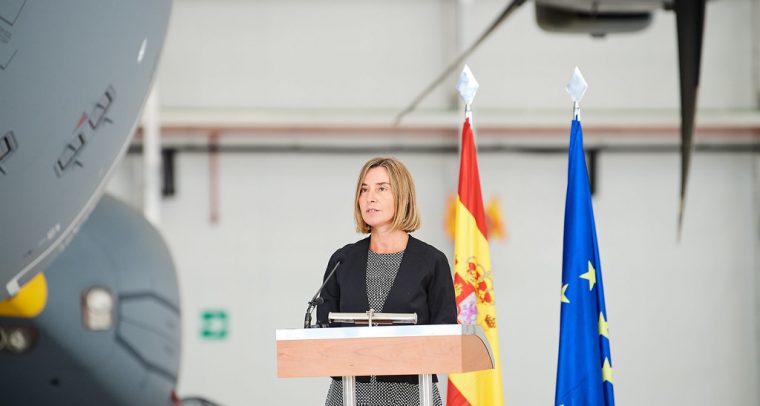 La defensa europea: ¡hagan juego! La alta representante Federica Mogherini en la inauguración del European Tactical Airlift Centre en Zaragoza, el pasado 8 de junio.