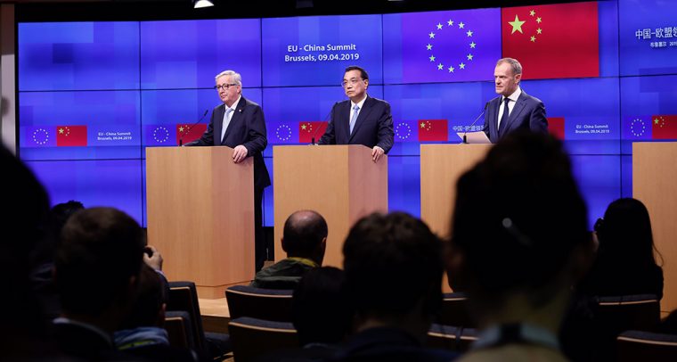 Jean-Claude Juncker (presidente de la Comisión Europea), Li Keqiang (primer ministro de China) y Donald Tusk (presidente del Consejo Europeo) durante la rueda de prensa en la última Cumbre UE-China (2019). Foto: ©European Union. Blog Elcano