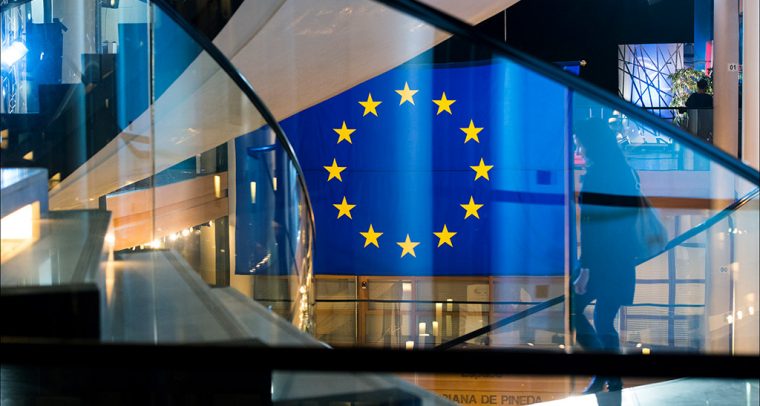 La Marca Europa. Bandera de la UE en el edificio del Parlamento Europeo en Estrasburgo. Foto: © European Union 2015 - European Parliament (CC BY-NC-ND 2.0)