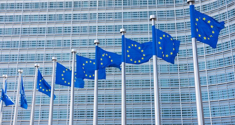 La desinformación y las grandes plataformas. Banderas de la UE en el edificio Berlaymont, sede de la Comisión Europea en Bruselas (Bélgica). Foto: Kyle Wagaman (CC BY-NC-SA 2.0)