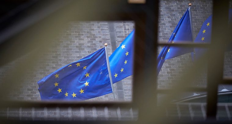El agridulce sabor de las elecciones europeas. Banderas de la Unión Europea durante el Consejo Europeo de Bruselas (2017). Foto: European Council (CC BY-NC-ND 2.0). Blog Elcano