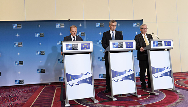 Rueda de prensa conjunta de Donald Tusk, Jens Stoltenberg y Jean-Claude Juncker en la cumbre de Varsovia el pasado julio. Foto: NATO