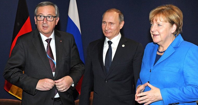 Jean-Claude Juncker, Vladimir Putin y Angela Merkel se reúnen en Paris en noviembre de 2015. Foto: Kremlin.ru (CC BY 4.0)
