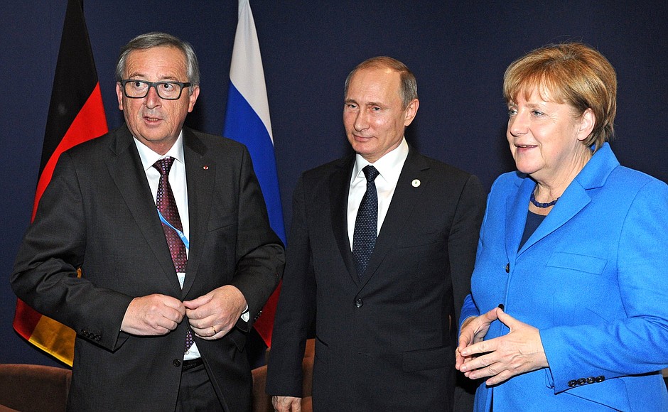 Jean-Claude Juncker, Vladimir Putin y Angela Merkel se reúnen en Paris en noviembre de 2015. Foto: Kremlin.ru (CC BY 4.0)