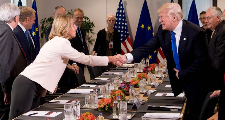 Europa no debería apostar contra Trump (Federica Mogherini y Donald Trump se dan la mano durante la cumbre UE-EEUU, 25/5/2017). Foto: Etienne Ansotte – EC Audiovisual Service / ©European Union, 2017. Blog Elcano