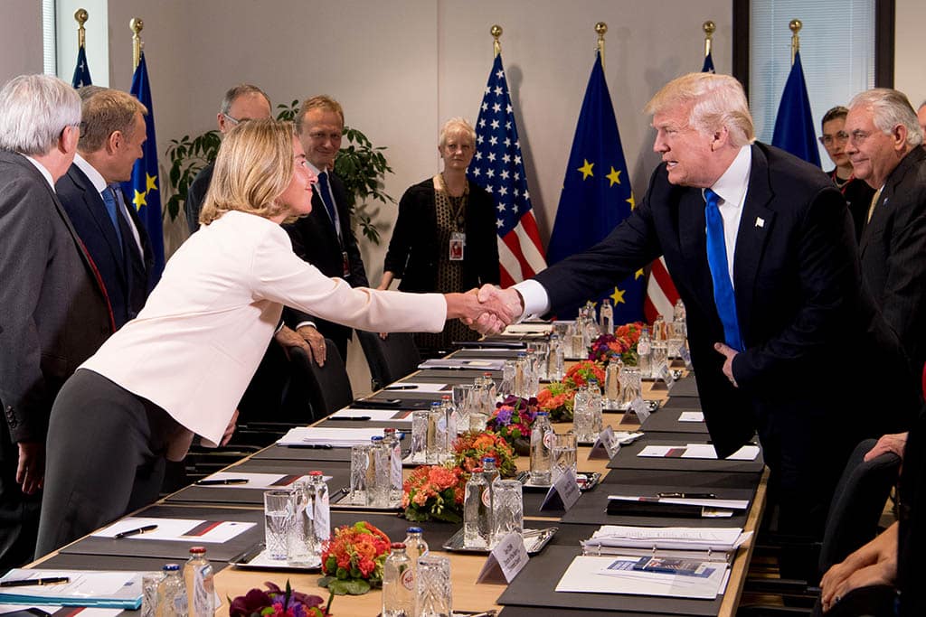 Europe should not be betting against Trump (Handshake between Federica Mogherini and Donald Trump at the EU-US Leader's meeting, 25/5/2017). Photo: Etienne Ansotte – EC Audiovisual Service / ©European Union, 2017. Elcano Blog