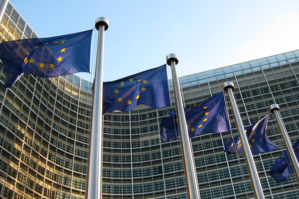Banderas europeas en edificio Berlaymont, sede de la Comisión Europea. Foto: TPCOM (CC BY-NC-ND 2.0)