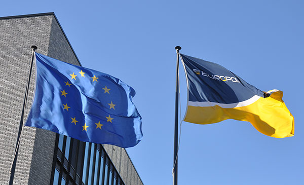 Banderas de la Unión Europea y Europol. Foto: Europol. Blog Elcano