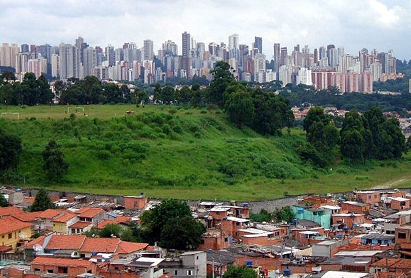 Cuidado con la desigualdad emergente de los emergentes. Favela Jaqueline, distrito de Vila Sônia (São Paulo, Brasil).Foto: Dornicke vía Wikimedia Commons (Dominio público). Blog Elcano
