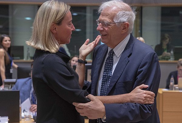 Federica Mogherini, alta representante de la UE para Asuntos Exteriores y Política de Seguridad, saluda a Josep Borrell, propuesto por los líderes europeos para ser su sucesor. Foto: © European Union