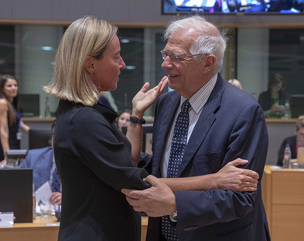 Federica Mogherini, alta representante de la UE para Asuntos Exteriores y Política de Seguridad, saluda a Josep Borrell, propuesto por los líderes europeos para ser su sucesor. Foto: © European Union