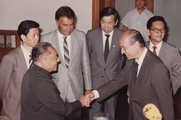 Relaciones España-China. Felipe González y Francisco Fernández Ordóñez con Deng Xiaoping. Foto: Iberochina. Blog Elcano