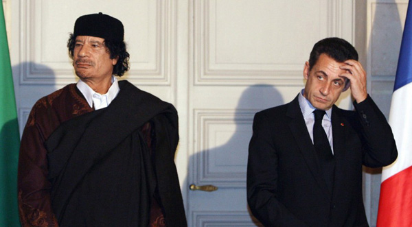 Muammar Gaddafi y Nicolás Sarkozy. Foto: Pool/AFP - Blog Elcano