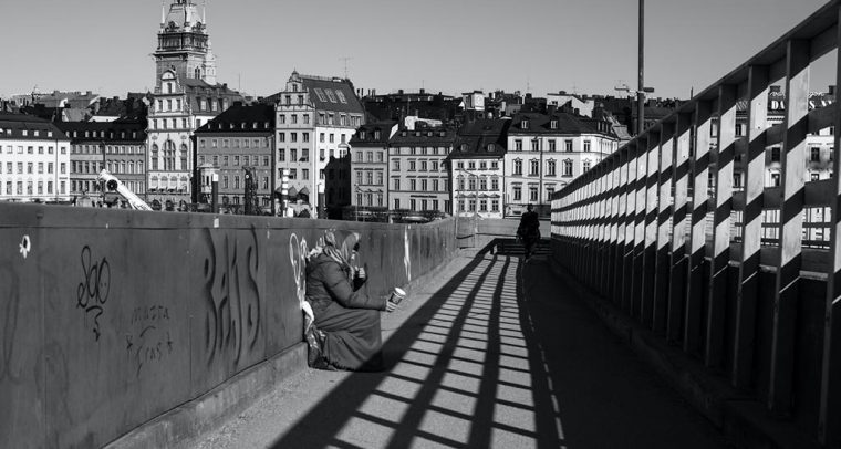 Una persona sin techo en un puente de Estocolmo (Suecia). Foto: Gemma Evans (@stayandroam). Blog Elcano