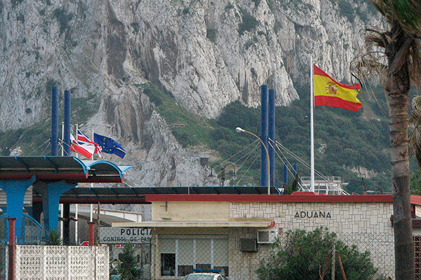 Custom border between Gibraltar and Spain. Photo: Mike (CC BY-NC-ND 2.0).
