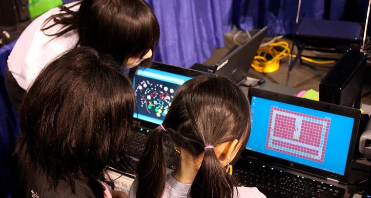 Hacia una digitalización sin brechas de género.Niñas aprendiendo con ordenadores. Foto: Craighton Miller (CC BY 2.0). Blog Elcano