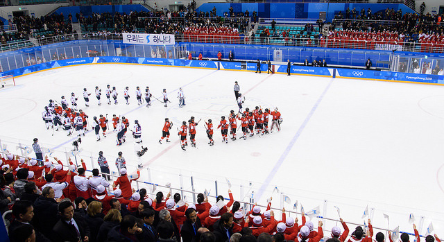 Partido inaugural de hockey sobre hielo femenino de las dos Coreas vs. Suiza en los XXIII Juegos Olímpicos de invierno. Foto: Republic of Korea (CC BY-SA 2.0). Blog Elcano