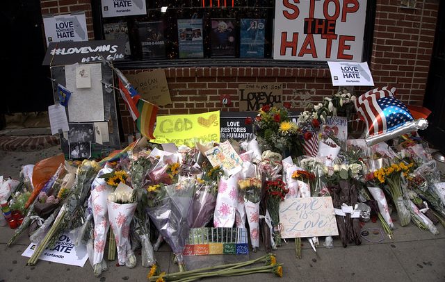 Prevención de la radicalización violenta: si ves algo, di algo. Foto: Homenaje a las víctimas del atentado en Orlando en Stonewall Inn del Greenwich Village y en Grand Army Plaza en Brooklyn (Nueva York). The All-Nite Images / Flickr (CC BY-SA 4.0). Blog Elcano
