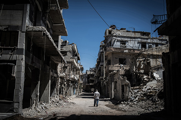Un refugiado sirio camina en Homs en 2014. Foto: Pan Chaoyue / Xinhua (CC BY-NC-ND 2.0)