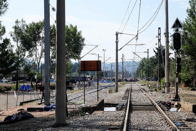 Estación de tren de Idomeni en la frontera entre Grecia y la Antigua República Yugoslava de Macedonia. Ruta de los Balcanes hacia Europa (septiembre de 2015). Foto: Martin Leveneur (CC BY-ND 2.0) . Blog Elcano