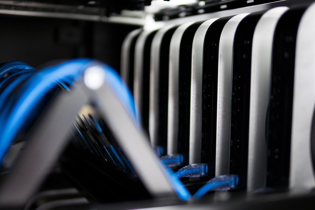 Data governance. Image of a racked Mac Minis in a data center in San Francisco (US). Photo: imgix (@imgix). Elcano Blog